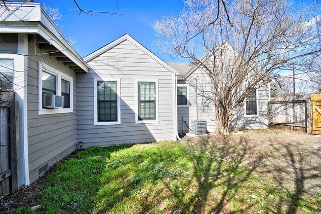 Building Photo - 1707-B Main St