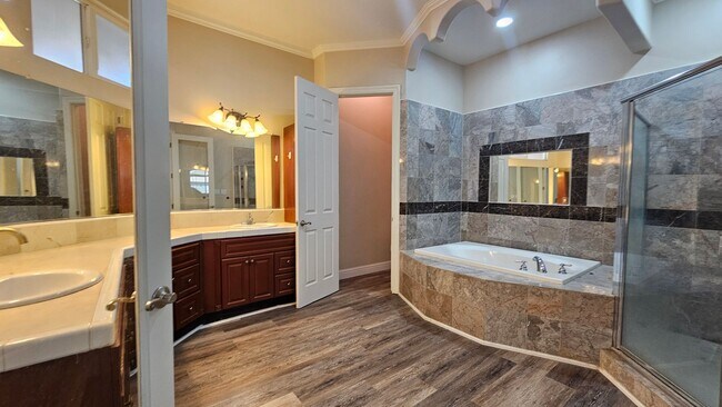 Building Photo - Luxurious Home in North Bakersfield 3 BD 3 BA