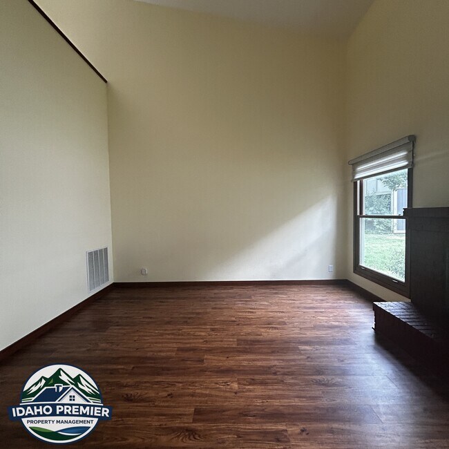 Building Photo - 1565 E Lenz Ln
