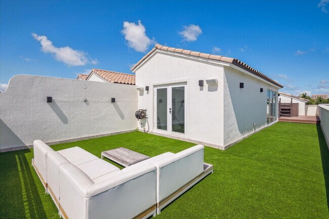 Building Photo - 55 Isle of Venice Dr