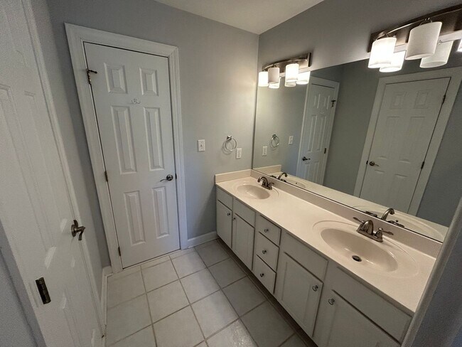 Building Photo - 4 Bed | 2.5 Bath House in Morrisville with...