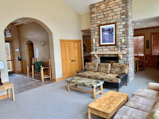 Building Photo - West Greeley Spacious Townhome With New Carpet!