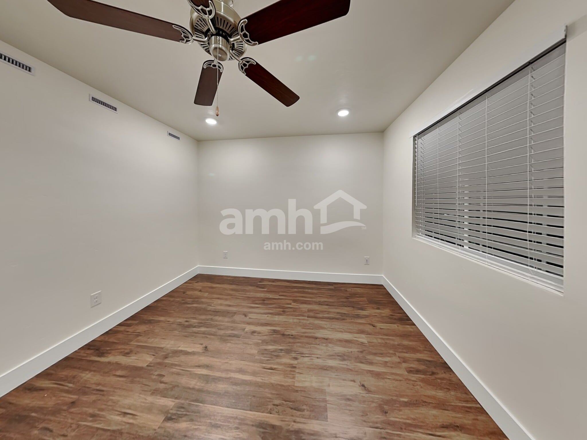 Building Photo - 752 S Rocker Ave