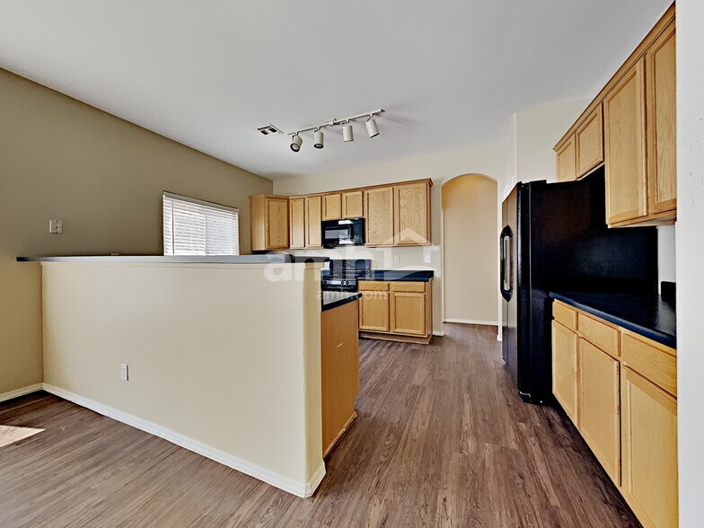 Building Photo - 6653 S Stratosphere Ln