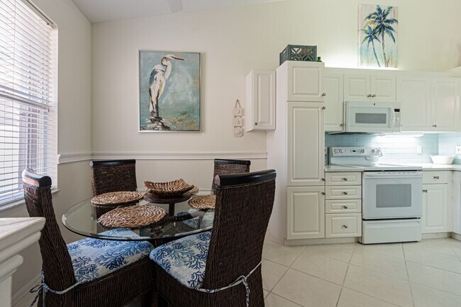 Building Photo - Spacious Lakeview Coach Home in Sherwood –...