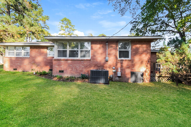 Building Photo - Inviting Brick Ranch