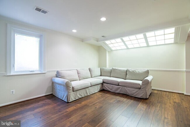 Building Photo - 3500 Hamlet Pl