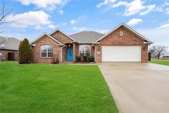 Building Photo - 102 Skinner St