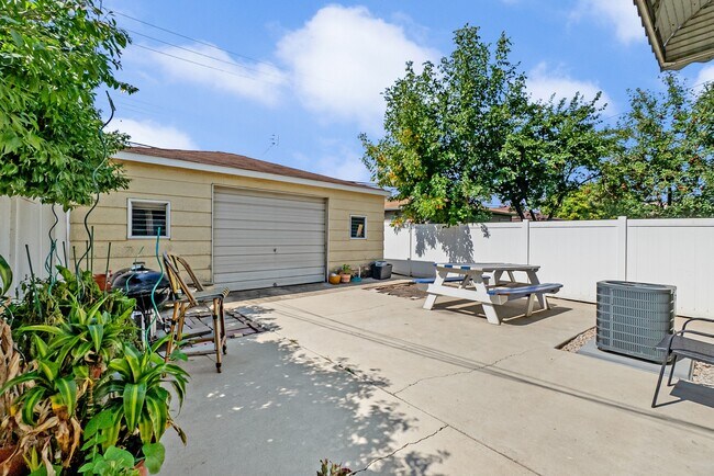 Building Photo - 5742 N Francisco Ave