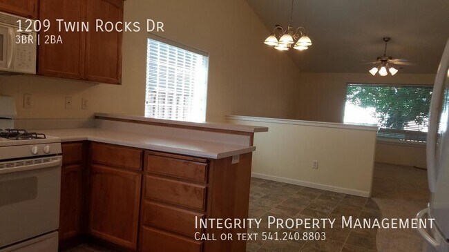 Building Photo - 1209 Twin Rocks Dr