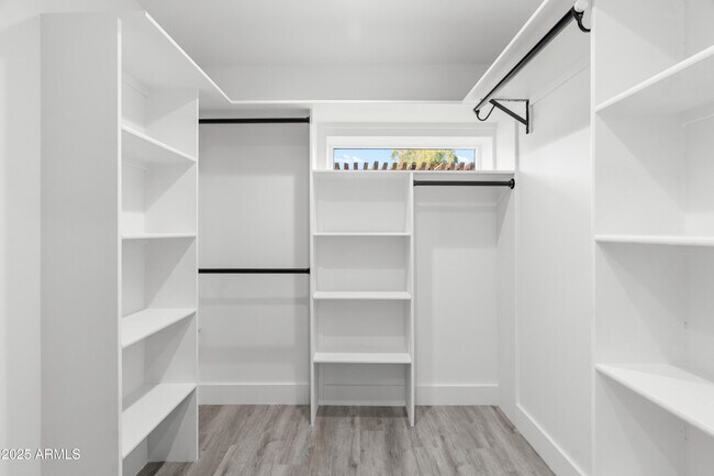 Building Photo - 2502 E Whitton Ave