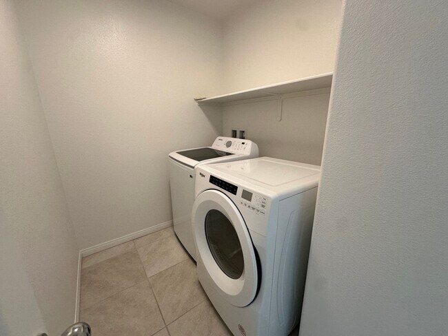 Building Photo - Henderson Townhome for rent