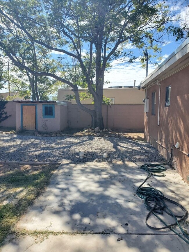 Building Photo - Charming two bedroom home