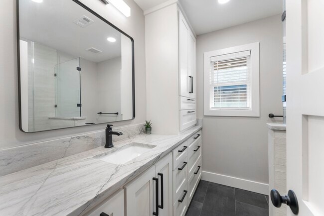 Building Photo - 2223 Hialeah Dr