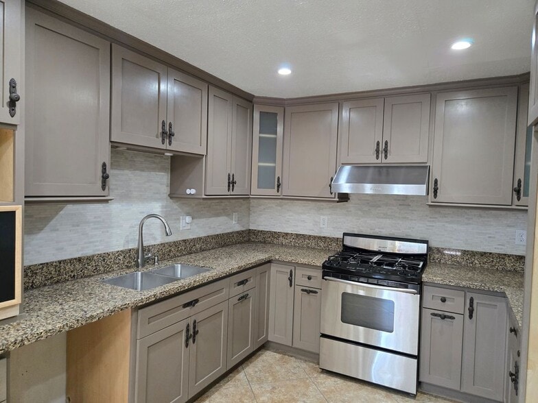 Building Photo - 2504 N Bourbon St