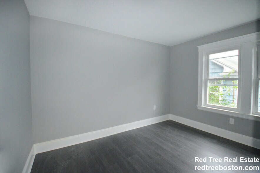 Building Photo - 158 Hillside St