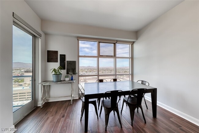 Building Photo - 150 S Las Vegas Blvd