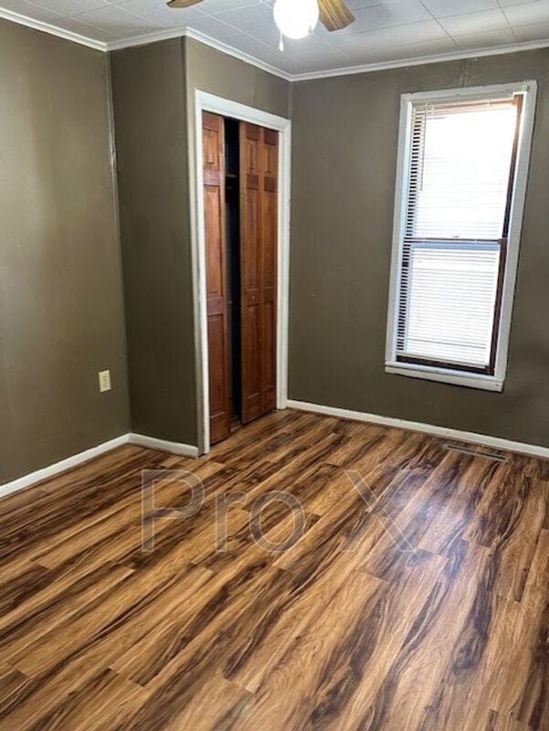 Building Photo - 1004 E 10th St