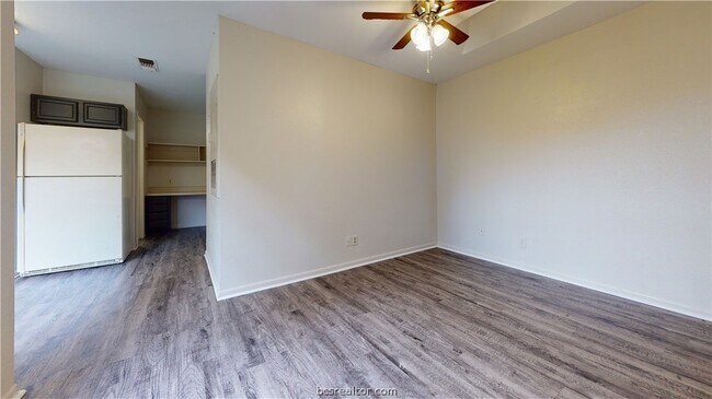 Building Photo - 725 Peppertree Dr