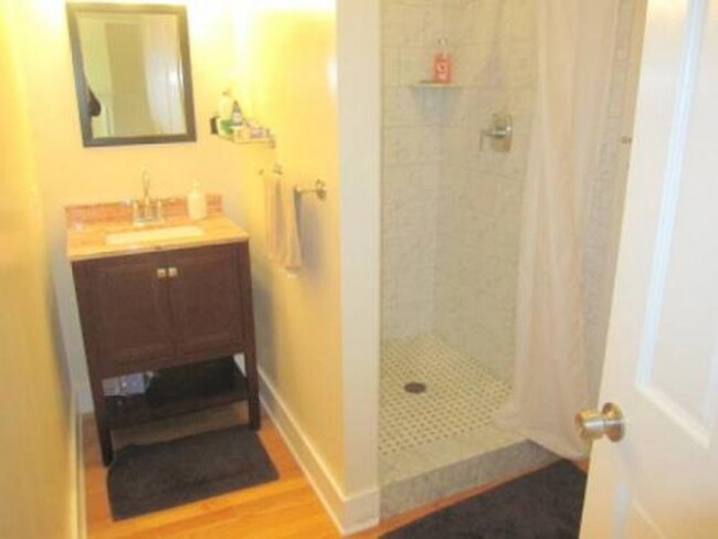 Building Photo - Spacious & Stylish 2BR Apartment - Prime W...