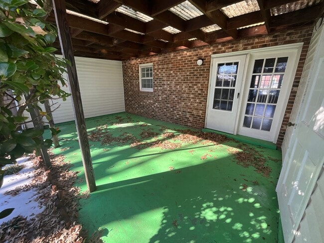 Building Photo - Lovely 3 Bedroom End Unit in Battle Forest!