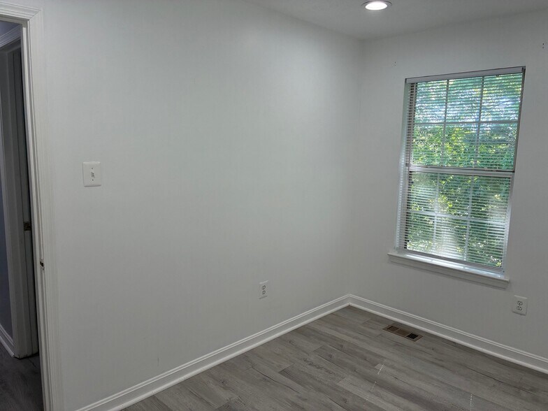 Building Photo - 659 Realm Ct W