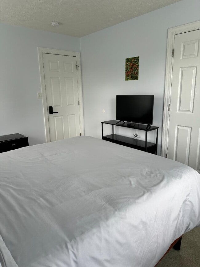 Building Photo - 323 Fox Hill Rd