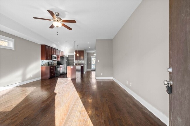 Building Photo - Large 2 Bedroom Condo For Rent Near Downtown Clarksville!