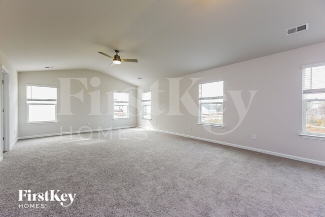 Building Photo - 569 Hillpark Ln