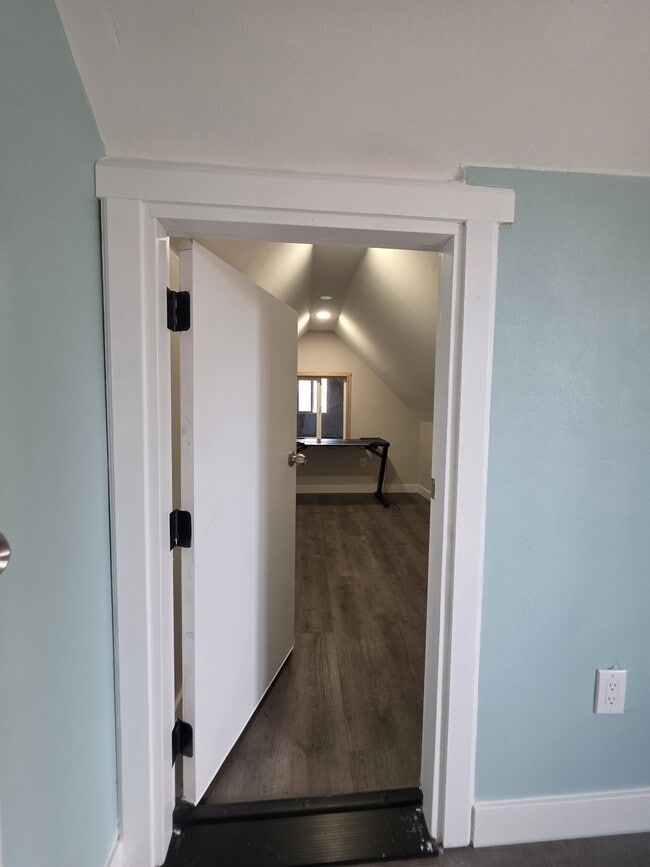 Building Photo - 1060-KE1060 15th St NE