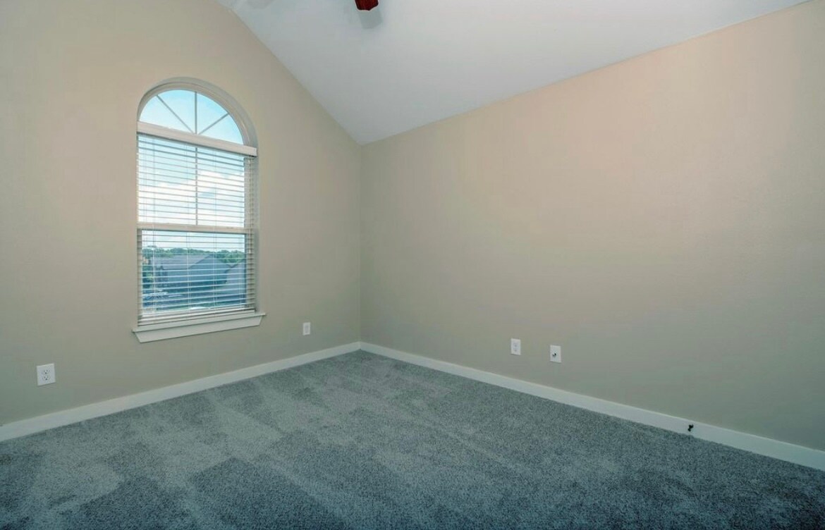 Building Photo - 102 Venezia Ln