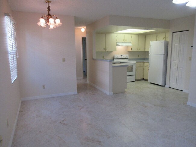 Building Photo - 2br/2ba Duplex with Lakeview