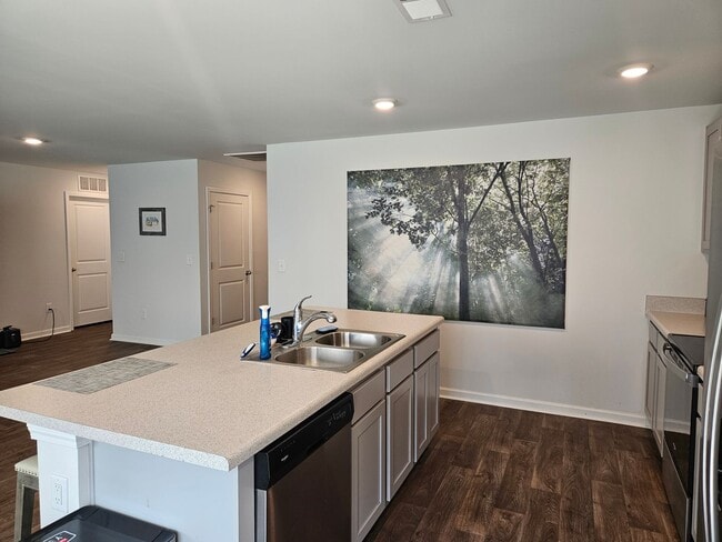Building Photo - Lovely 3 Bedroom, 2 bath unfurnished home located in Sneads Ferry - Everett's Creek community