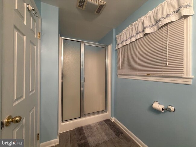 Building Photo - 905 W Poplar Rd