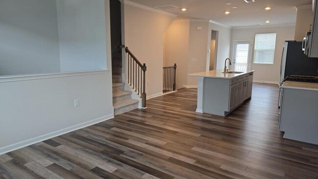 Building Photo - 652 Gimari Dr
