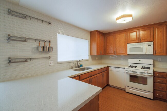 Building Photo - Beautiful Tri-Level 2BD + BONUS ROOM 3BA T...