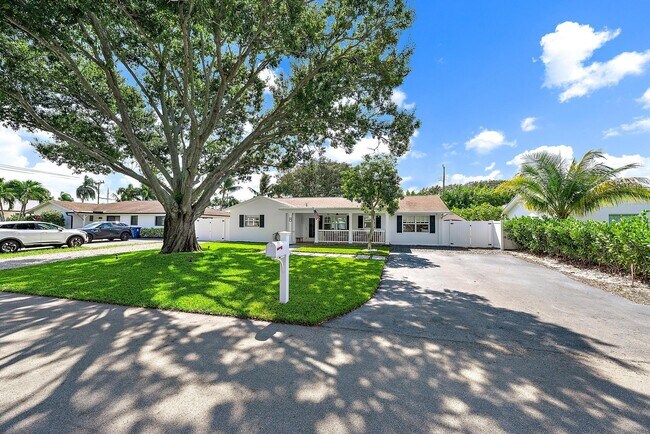 Building Photo - 8 Windsor Rd W