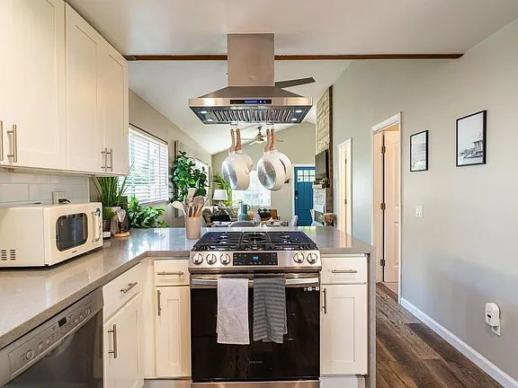 Building Photo - "Charming 2-Bedroom San Diego Retreat with...