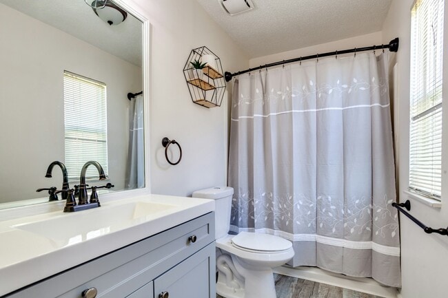 Building Photo - 720 Monroe Senter St