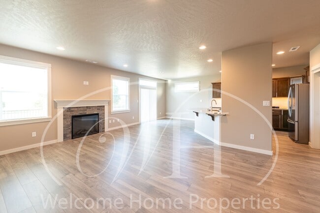 Building Photo - Brand NEW Home!  Overlooking the Golf Course!