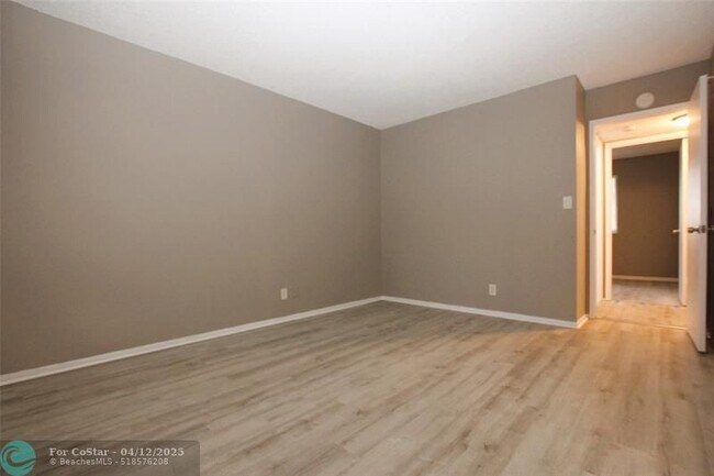 Building Photo - 704 Gardens Dr