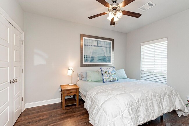 Building Photo - 8110 Stonelake Ave