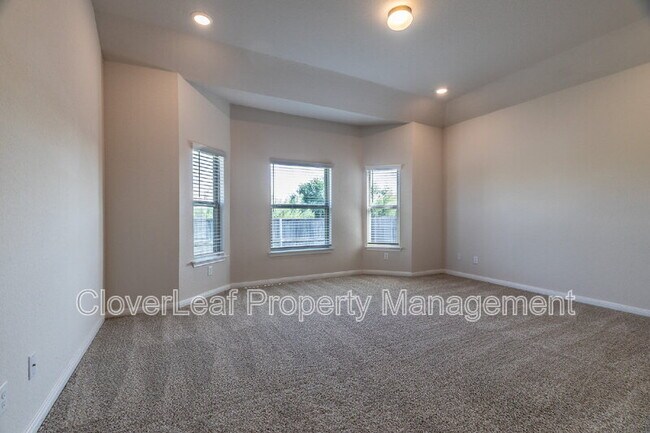 Building Photo - 405 Sika Way