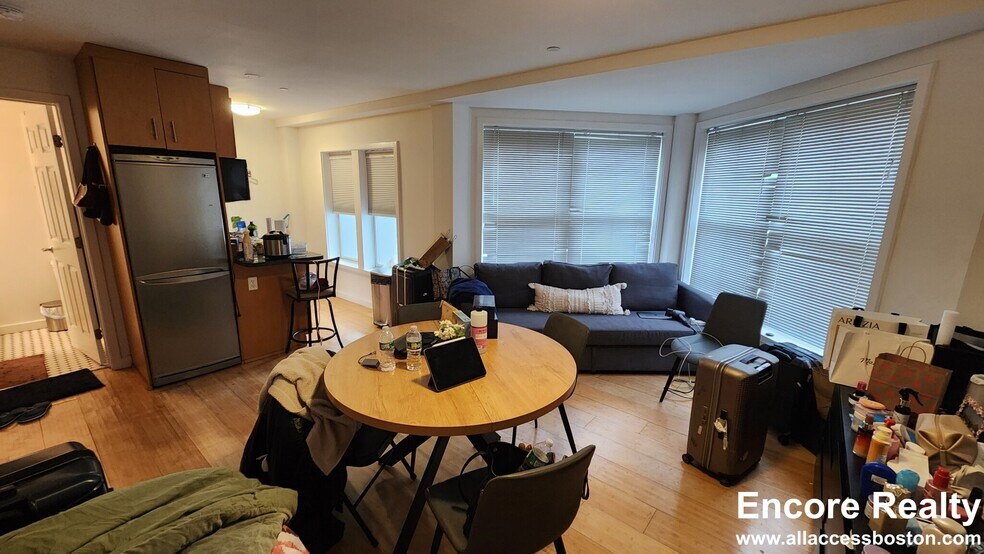 Building Photo - 462 Park Dr