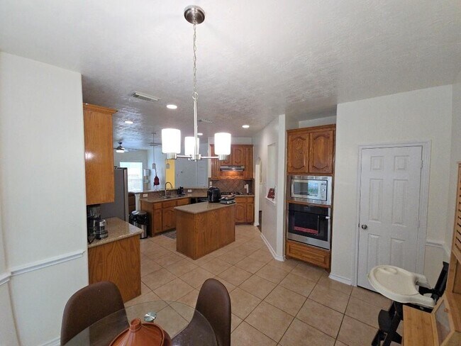 Building Photo - 16514 Bluff Springs Dr