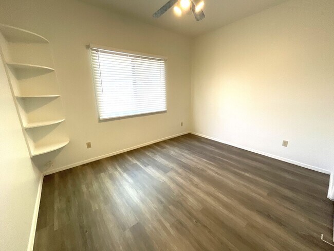 Building Photo - Convenient Eastside location on cul-de-sac