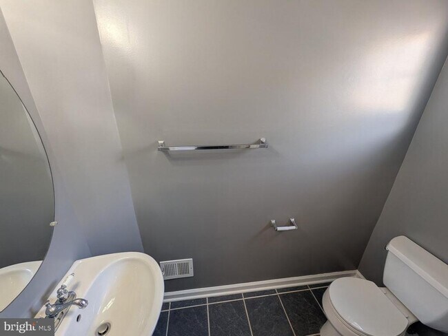 Building Photo - 1891 Crescent Park Dr