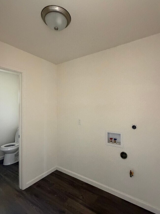 Building Photo - G43100E