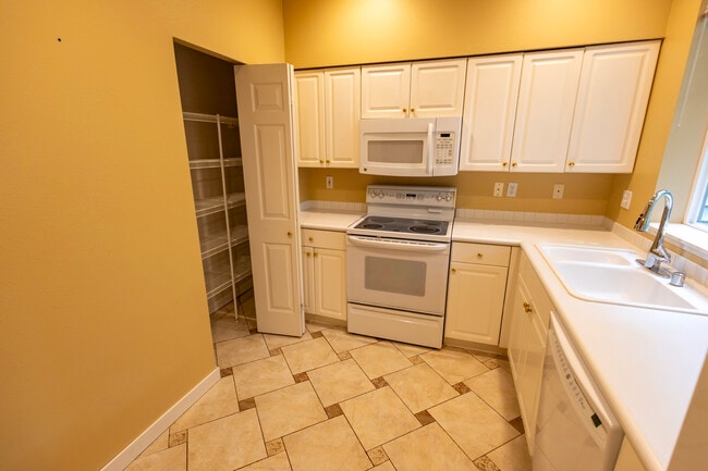 Kitchen - 17819 NE 96th Way