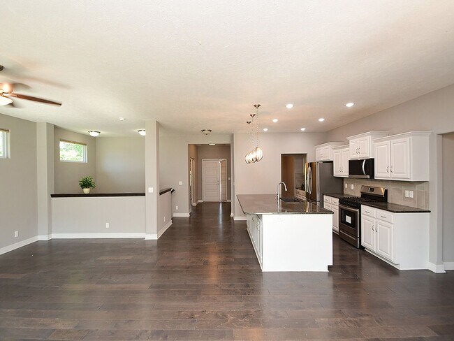 Building Photo - 19527 Shadow Ridge Dr